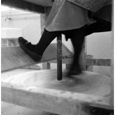 Lycée-pilote mixte de Montgeron. Les pieds d'une élève actionnant un tour.