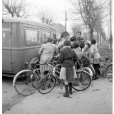 Ecole primaire de la Seine : la distribution de livres et cahiers dans la rue. 