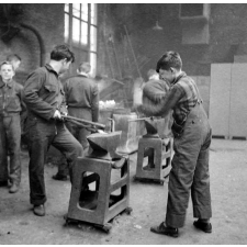 Lycée technique d'Etat : la section forge. Le forgeron et le frappeur.