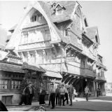 Voyage scolaire de fin d'année : Classe de garçons de Corbeil : Maison à colombages et encorbellement : Etretat