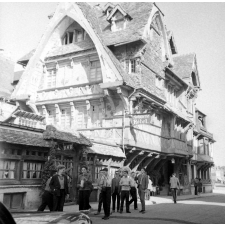 Voyage scolaire de fin d'année : Classe de garçons de Corbeil : Maison à colombages et encorbellement : Etretat