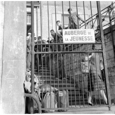 Voyage scolaire en Allemagne : Auberge de jeunesse de Namur : Jeunes devant la grille d'entrée