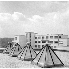 Architecture scolaire Abraham : vue sur les toits de l'Ecole Nationale d'enseignement technique. Les lanterneaux.