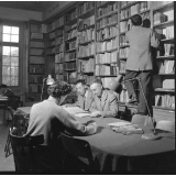 I.P.N. : la bibliothèque, des adultes étudient