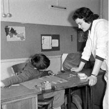 Centre de réadaptation fonctionnelle : un élève procède à des exercices de logique, sous contrôle d'une éducatrice.