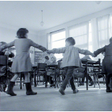 Ecole primaire. La ronde, dans une classe.