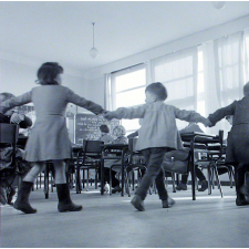 Ecole primaire. La ronde, dans une classe.