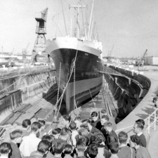 Voyage scolaire de fin d'année : Classe de garçons de Corbeil : Le Havre : Port : Cale sèche