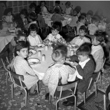 Ecole maternelle d'Aubervilliers : la salle à manger