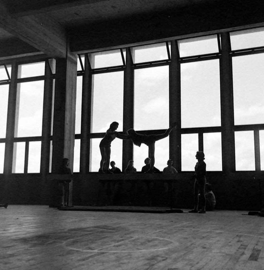 Salle de sports du lycée de jeunes filles : le cours de gymnastique.