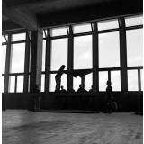 Salle de sports du lycée de jeunes filles : le cours de gymnastique.