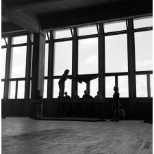 Salle de sports du lycée de jeunes filles : le cours de gymnastique.