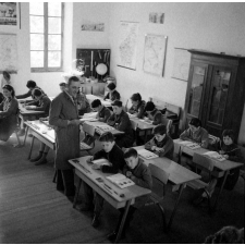 Ecole primaire : Instituteur au milieu de ses élèves : Cours de français