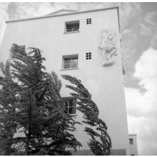 Ecole nationale d'enseignement technique de Montluçon : façade, motif sculptural