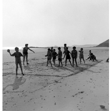 Colonie d'Erquy, œuvres laïques de la ville de Saint-Brieuc : balle au prisonnier sur la plage
