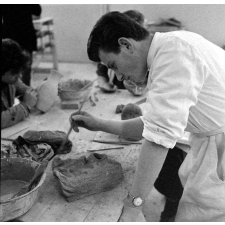 Lycée-pilote mixte de Montgeron. Un élève réalise un masque en poterie.