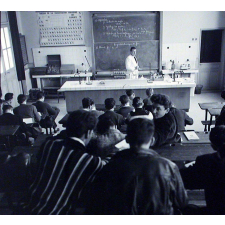 Collège-lycée d'Arsonval : le cours en amphi.