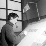 Enseignement audio-visuel. Un homme réalise une maquette.