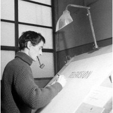 Enseignement audio-visuel. Un homme réalise une maquette.