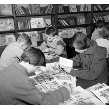 Bibliothèque des enfants, place Parmentier, Paris : lecture