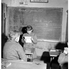 Méthode Freinet : l'apprentissage de l'imprimerie et la réalisation d'un journal scolaire. Une élève lit un texte devant ses camarades.