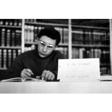 Université de Caen : un étudiant dans la bibliothèque