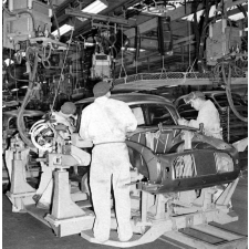 Régie Renault : la chaîne de montage des Dauphines