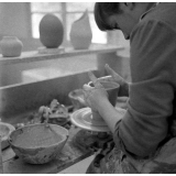 Lycée-pilote mixte de Montgeron. Un élève réalise une poterie.