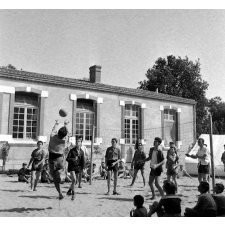 Ligue française de l'Enseignement : camp familial de vacances, jeux extérieurs, volley ball