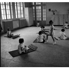 Enseignement musical et initiation rythmique, école maternelle : des élèves apprennent des pas de danse.