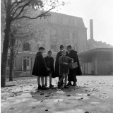 Institut départemental des Aveugles de la Seine (Ecole Braille).
 L'enseignement destiné aux aveugles. Cinq élèves dans la cour de l'école.