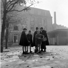 Institut départemental des Aveugles de la Seine (Ecole Braille).
L'enseignement destiné aux aveugles. Cinq élèves dans la cour de l'école.