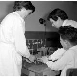 Centre de réadaptation fonctionnelle : un élève procède à des exercices d'ergothérapie.
