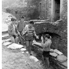 Jeunesse au plein air : colonie de Saumanes, les enfants à l'extérieur