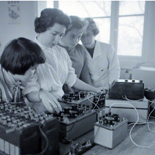 Lycée technique Jacquard : mesure d'une résistance au point de Wheatstone. Elèves radiotechniciennes de première année.