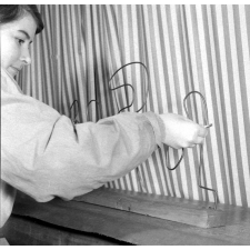 Centre de réadaptation fonctionnelle : la rééducation neuro-motrice. Exercices de coordination spatiale pour athétosiques.