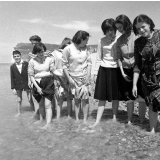Voyage scolaire de fin d'année : Classe de garçons de Corbeil : Jeunes filles les pieds dans l'eau : Etretat