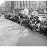 Vie étudiante à Paris : scooters et vélos devant la faculté de droit