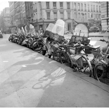Vie étudiante à Paris : scooters et vélos devant la faculté de droit