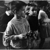 Enseignement musical. Un élève de maternelle joue des castagnettes.