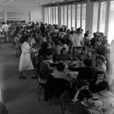 Lycée de Coutances : le réfectoire des filles à l'heure du déjeuner.