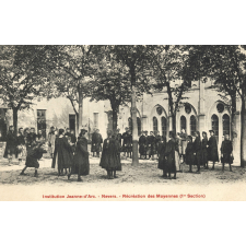 Institution Jeanne-d'Arc - Nevers - Récréation des Moyennes (1re Section).