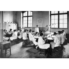 École Rachel - Fondation Léonard Rosenthal. Écoles d'Enseignement Technique gratuites - Section Féminine, 8 Rue Quinault - Paris.