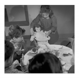 Ecole maternelle de Meudon : jeux. Dinette et poupée.