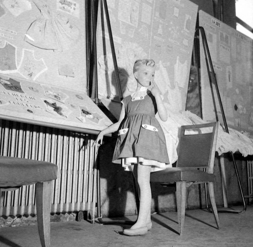Mairie du XIVe arrondissement : exposition de travaux d'élèves. Des travaux de couture.