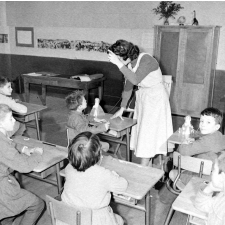 Classe de mal-entendants de Lestrade : la maîtresse devant ses élèves. La leçon de vocabulaire.