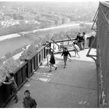 Méthode Freinet, école primaire de la Seine, classe promenade : les élèves sont au deuxième étage de la Tour Eiffel.
