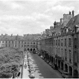 Exposition I.P.N. : la place des Vosges à Paris.
