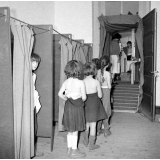 Service de santé scolaire et universitaire : les élèves devant les cabines de déshabillage, avant l'entrée dans le camion.