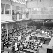 Ecole nationale de radiotechnique et d'électricité appliquée : l'atelier d'électronique.